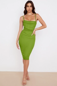Détail de la robe midi verte montrant les fronces au col et les coutures de corsage