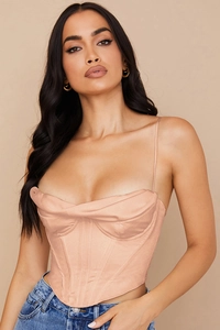 Vue détaillée du corset en satin rose avec buste plissé et baleines de maintien