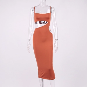 Détail de la robe midi orange rouille avec découpes asymétriques à la taille et coupe ajustée