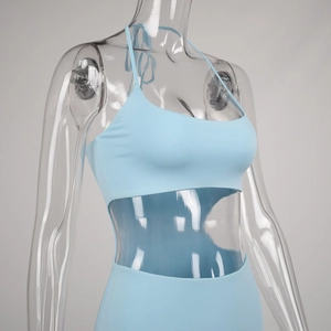 Vue détaillée du haut dos nu bleu clair avec tissu élastique et découpe à la taille