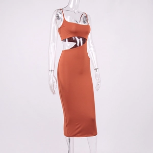 Vue détaillée d'une robe moulante rouge brique avec des découpes latérales et une coupe slim