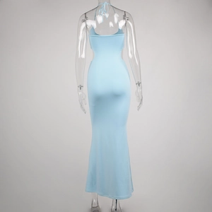 Détail de robe dos nu bleu clair avec lacets réglables sur un mannequin transparent