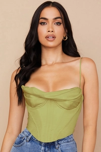 Détail d'un haut corset en satin vert clair avec col bénitier et baleines
