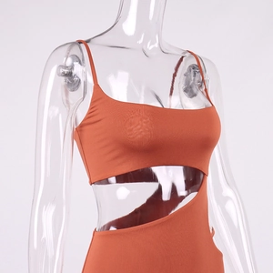 Détail de la robe rouge rouille avec découpes géométriques et fines bretelles
