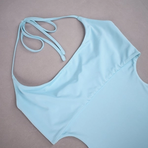 Détail de la robe licou bleu clair avec découpes latérales et design à nouer au cou