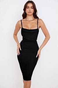 Détail de la robe midi noire moulante avec fronces latérales et fines bretelles