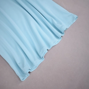 Détail de l'ourlet de robe bleu clair avec couture propre à double aiguille