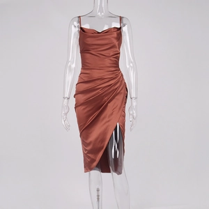 Détail de la robe en satin avec col bénitier, fronces latérales et fente haute