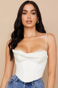 Détail d'un haut corset en satin blanc avec col drapé et structure à baleines élégante
