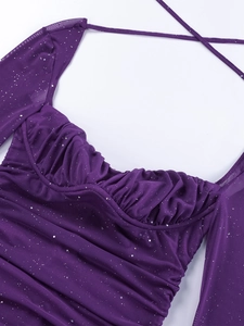 Dettaglio dell'abito in rete viola scuro con paillettes e design del busto arricciato