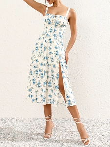 Detailansicht des Blumen-Trägerkleids mit Brustschleife und hohem seitlichem Schlitz