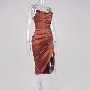 Détail de robe en satin rouge brique avec col bénitier et fronces sur les côtés