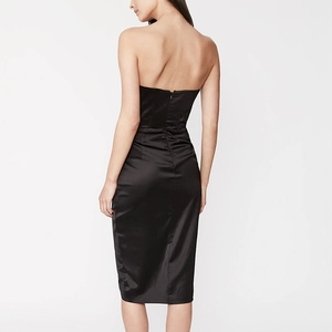 Elegante abito midi senza spalline in raso nero con vestibilità slim e zip posteriore
