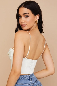 Détail du haut corset en satin blanc avec fermeture éclair au dos et fines bretelles