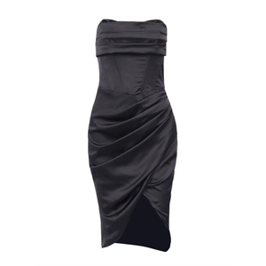 Elegante abito a tubino nero a corsetto in raso arricciato con spacco asimmetrico