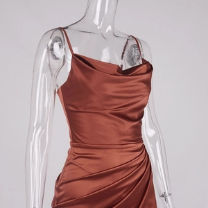Détail de la robe en satin rouille avec col bénitier et fronces latérales élégantes