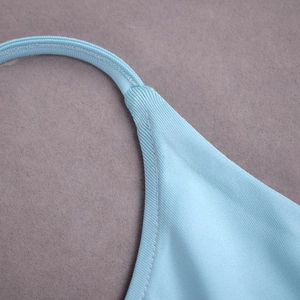 Détail de la robe bleu ciel montrant les coutures précises sur les fines bretelles élastiques