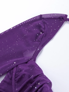 Dettaglio dell'abito in rete viola con tessuto trasparente e paillettes argentate lucide