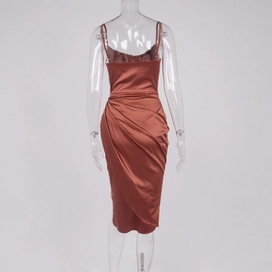 Détail d'une robe nuisette en satin cuivré avec col bénitier drapé et fronces à la taille