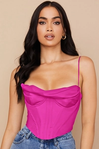 Détail du col bénitier et des coutures corset sur ce haut en satin rose fuchsia