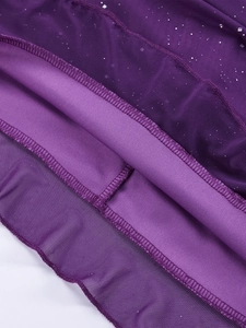 Dettaglio del tessuto a rete viola con glitter argento e cuciture di alta qualità