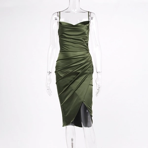 Détail de la robe en satin vert olive avec col bénitier et fronces asymétriques