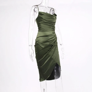 Détail de la robe en satin vert émeraude avec col bénitier et texture plissée sur le côté