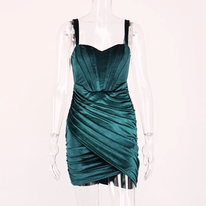 Détail d'une robe moulante en velours vert foncé avec baleines corset et fronces