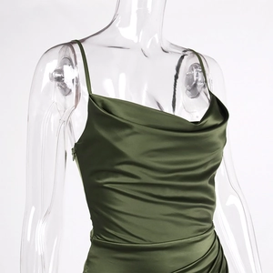 Détail de la robe en satin vert foncé avec col bénitier et fines bretelles réglables
