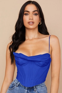Détail du haut corset en satin bleu roi avec décolleté drapé et fines bretelles