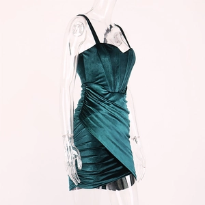 Détail de la robe mini en velours vert foncé avec corset baleiné et design plissé