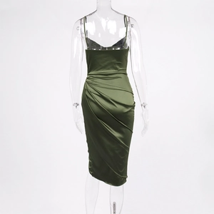 Détail de la robe nuisette en satin vert foncé avec fronces latérales et texture soyeuse