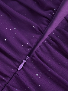 Dettaglio dell'abito in mesh viola scuro con cerniera a scomparsa e paillettes lucide