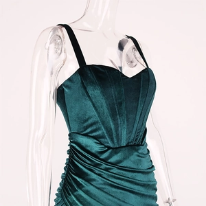 Vue latérale de la robe nuisette en velours vert foncé avec bustier et fronces fines