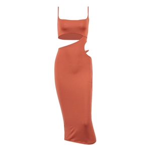 Robe midi terre cuite avec fines bretelles et découpe latérale à la taille