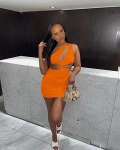 Détail d'une robe moulante orange froncée avec coupe sexy à une épaule et découpe taille