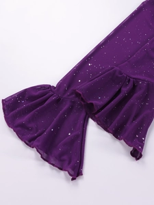 Dettaglio manica in mesh viola con paillettes e polsini a balze su abito da festa