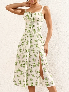 Detailansicht des Schlitzes und des grünen Rosenmusters auf dem weißen Sommerkleid