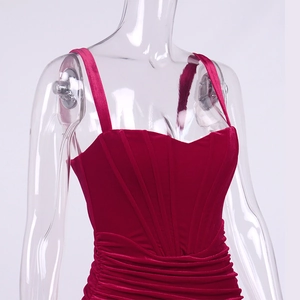 Détail de la robe en velours bordeaux montrant le corset et la texture drapée
