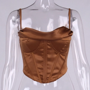 Détail du haut corset en satin marron avec col bénitier et structure à baleines