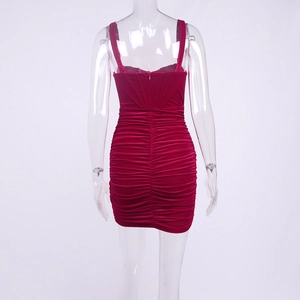 Détail de la mini robe en velours rouge montrant les fronces et le zip invisible