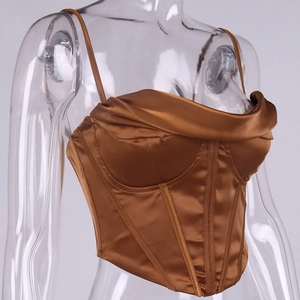 Détail de corset en satin avec structure baleinée et décolleté drapé de couleur bronze