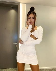 Détail de la robe courte moulante drapée blanc cassé avec découpe torsadée devant