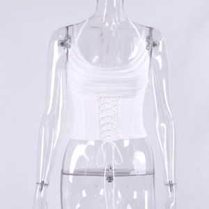 Détail du haut corset blanc à col bénitier avec laçage frontal et tissu en maille