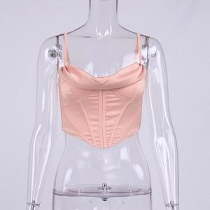 Détail du haut en satin rose clair avec col bénitier, baleines corset et fines bretelles