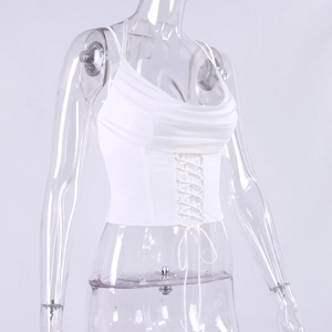 Détail du haut corset blanc avec col bénitier drapé et laçage frontal décoratif