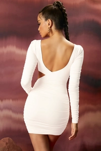 Détail d'une robe moulante froncée avec dos nu et découpe à la taille en blanc