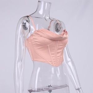 Détail du haut corset en satin rose avec col bénitier et baleines de maintien