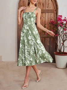Detail eines grünen Blumenkleids mit gerafftem Kordelzug-Oberteil und dünnen Trägern