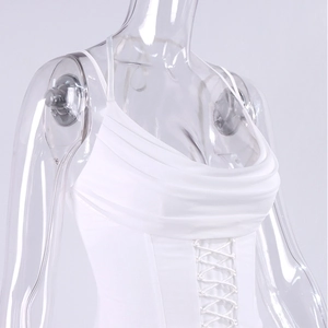 Détail d'un haut corset blanc avec décolleté drapé et lacets croisés sur le devant